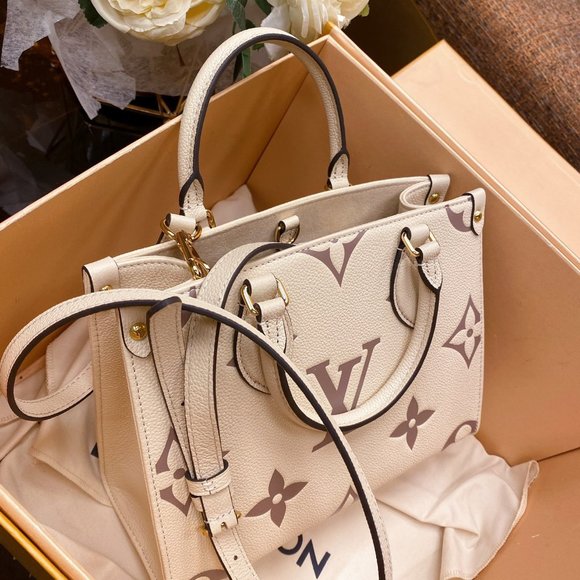 Louis Vuitton ONTHEGO MM Bag - Picture 2 of 9